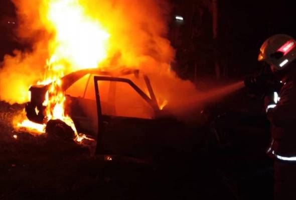 Kereta terbakar selepas terbabas langgar tebing jalan, pemandu maut Kereta terbakar selepas terbabas langgar tebing jalan, pemandu maut