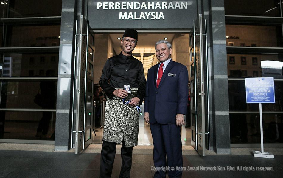 Tengku Datuk Seri Zafrul Tengku Abdul Aziz (kiri) tiba di Kementerian Kewangan, Putrajaya pada hari pertama beliau selepas mengangkat sumpah di Istana Negara. - ASTRO AWANI/SHAHIR OMAR Tengku Datuk Seri Zafrul Tengku Abdul Aziz (kiri) tiba di Kementerian Kewangan, Putrajaya pada hari pertama beliau selepas mengangkat sumpah di Istana Negara. - ASTRO AWANI/SHAHIR OMAR