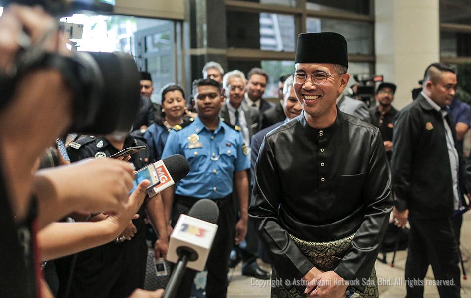 Menteri Kewangan, Tengku Datuk Seri Zafrul Tengku Abdul Aziz tiba di Kementerian Kewangan, Putrajaya pada hari yang sama selepas mengangkat sumpah di Istana Negara. - ASTRO AWANI/SHAHIR OMAR Menteri Kewangan, Tengku Datuk Seri Zafrul Tengku Abdul Aziz tiba di Kementerian Kewangan, Putrajaya pada hari yang sama selepas mengangkat sumpah di Istana Negara. - ASTRO AWANI/SHAHIR OMAR