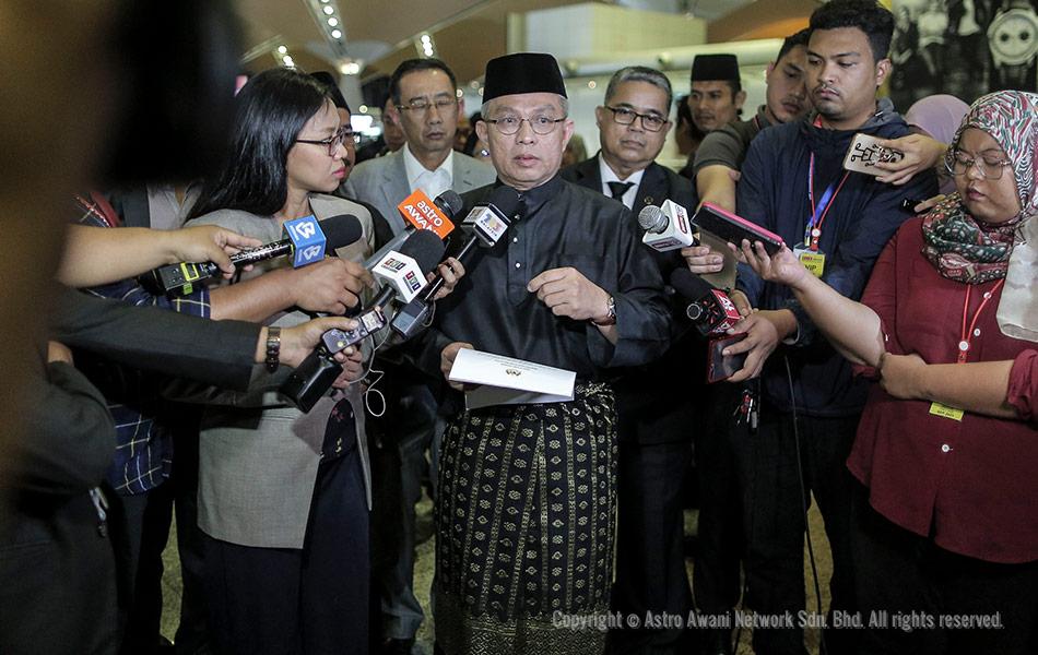 Datuk Seri Dr Adham Baba pada sidang media berikutan lawatan pertama beliau sebagai Menteri Kesihatan ke KLIA, berkaitan isu penularan COVID-19. - ASTRO AWANI/SHAHIR OMAR Datuk Seri Dr Adham Baba pada sidang media berikutan lawatan pertama beliau sebagai Menteri Kesihatan ke KLIA, berkaitan isu penularan COVID-19. - ASTRO AWANI/SHAHIR OMAR