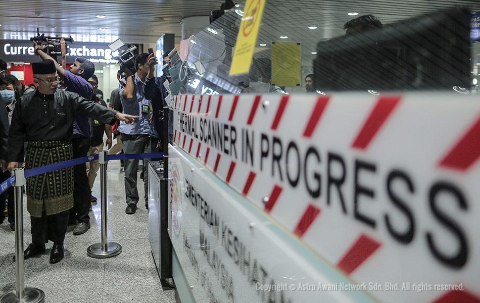 Datuk Sri Dr Adham Baba melihat alat pengesan haba di KLIA dalam lawatan pertama beliau sebagai Menteri Kesihatan. - ASTRO AWANI/SHAHIR OMAR Datuk Sri Dr Adham Baba melihat alat pengesan haba di KLIA dalam lawatan pertama beliau sebagai Menteri Kesihatan. - ASTRO AWANI/SHAHIR OMAR