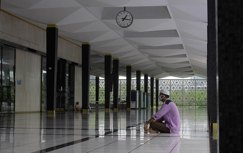 Kelihatan beberapa orang awam menunggu waktu solat Zohor ketika tinjauan di Masjid Negara pada Jumaat, 20 Mac 2020. Kelihatan beberapa orang awam menunggu waktu solat Zohor ketika tinjauan di Masjid Negara pada Jumaat, 20 Mac 2020.