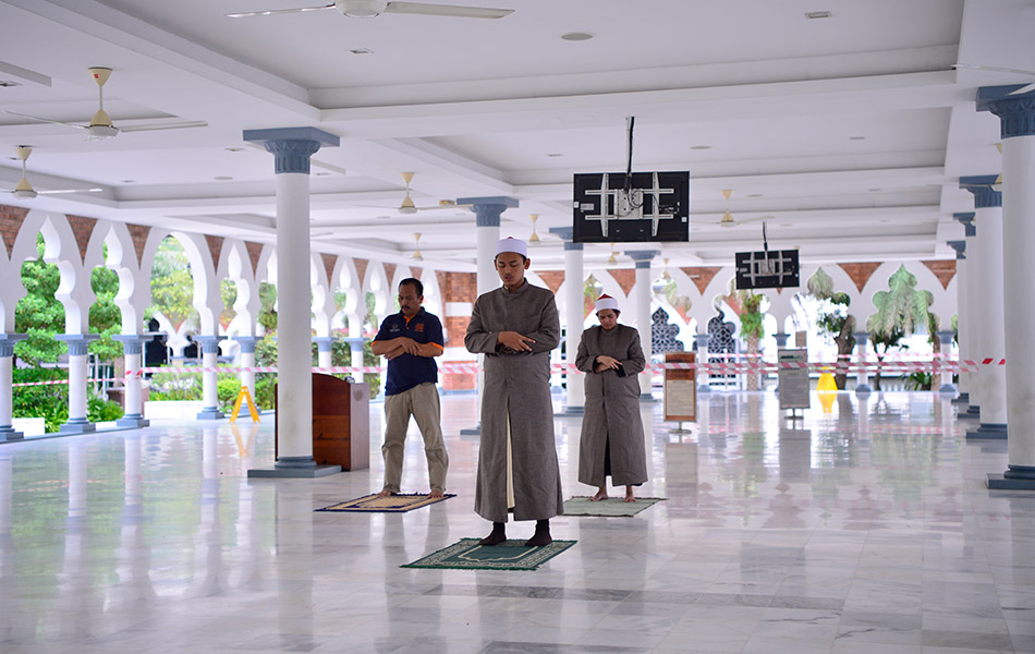 Imam Masjid Jamek Sultan Abdul Samad Luqman Abdul Majid mengimamkan solat Zohor berjemaah dengan jarak selamat satu meter dengan dimakmumkan Bilal Masjid, Muhammad Hafiz Mohd Arif (kanan) dan Adiman Baharon (kiri) berikutan solat Jumaat tidak diadakan di seluruh negara susulan Perintah Kawalan Pergerakan sebagai langkah pencegahan penularan COVID-19. - Bernama Imam Masjid Jamek Sultan Abdul Samad Luqman Abdul Majid mengimamkan solat Zohor berjemaah dengan jarak selamat satu meter dengan dimakmumkan Bilal Masjid, Muhammad Hafiz Mohd Arif (kanan) dan Adiman Baharon (kiri) berikutan solat Jumaat tidak diadakan di seluruh negara susulan Perintah Kawalan Pergerakan sebagai langkah pencegahan penularan COVID-19. - Bernama
