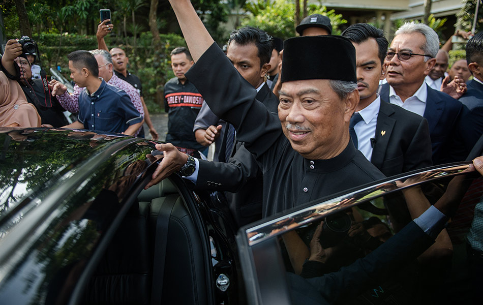 Tan Sri Muhyiddin Yassin melambaikan tangan sebelum bergerak ke Istana Negara bagi mengangkat sumpah sebagai Perdana Menteri kelapan di kediaman peribadinya hari ini. -- fotoBERNAMA Tan Sri Muhyiddin Yassin melambaikan tangan sebelum bergerak ke Istana Negara bagi mengangkat sumpah sebagai Perdana Menteri kelapan di kediaman peribadinya hari ini. -- fotoBERNAMA