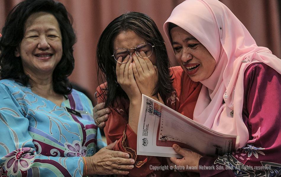 PETALING JAYA: Reaksi pelajar ketika mengambil keputusan Sijil Pelajaran Malaysia bagi tahun 2019 di Sekolah Menengah (P) Sri Aman. Seramai 8,876 daripada 389,498 calon peperiksaan Sijil Pelajaran Malaysia (SPM) 2019 memperoleh keputusan cemerlang dalam semua mata pelajaran diambil. Foto ASTRO AWANI/SHAHIR OMAR PETALING JAYA: Reaksi pelajar ketika mengambil keputusan Sijil Pelajaran Malaysia bagi tahun 2019 di Sekolah Menengah (P) Sri Aman. Seramai 8,876 daripada 389,498 calon peperiksaan Sijil Pelajaran Malaysia (SPM) 2019 memperoleh keputusan cemerlang dalam semua mata pelajaran diambil. Foto ASTRO AWANI/SHAHIR OMAR