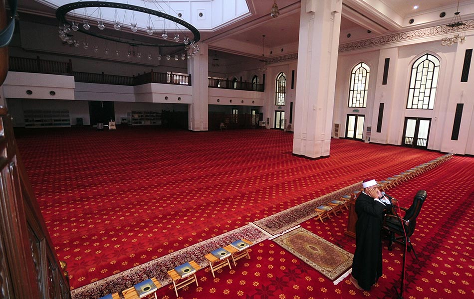 Bilal Masjid Tenguku Ampuan Jemaah Bukit Jelutong, Ustaz Muhammad Aizat Johari melaungkan azan Zohor bagi menggantikan solat Jumaat yang ditangguhkan susulan penguatkuasaan Perintah Kawalan Pergerakan yang bermula 18 Mac hingga 31 Mac 2020. - Bernama Bilal Masjid Tenguku Ampuan Jemaah Bukit Jelutong, Ustaz Muhammad Aizat Johari melaungkan azan Zohor bagi menggantikan solat Jumaat yang ditangguhkan susulan penguatkuasaan Perintah Kawalan Pergerakan yang bermula 18 Mac hingga 31 Mac 2020. - Bernama