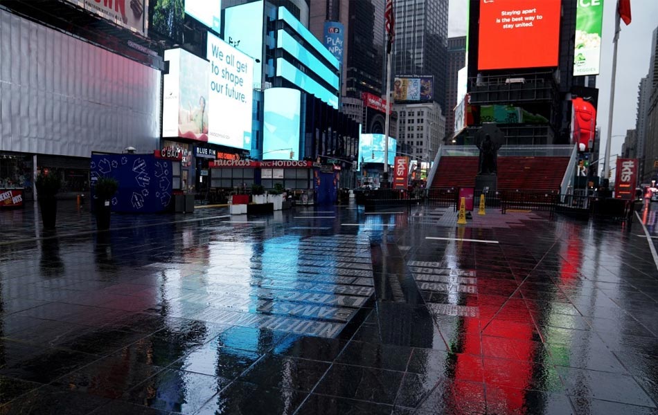 Suasana New York Times Square yang hiruk-pikuk menjadi janggal dan kini bertukar sunyi sepi sejak semakin ramai warganya sedar bahawa ancaman COVID-19 suatu yang serius dan tidak boleh dipandang ringan. Reuters Suasana New York Times Square yang hiruk-pikuk menjadi janggal dan kini bertukar sunyi sepi sejak semakin ramai warganya sedar bahawa ancaman COVID-19 suatu yang serius dan tidak boleh dipandang ringan. Reuters