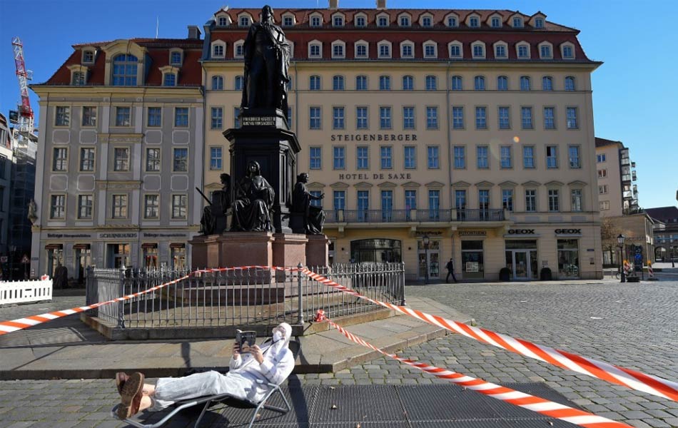 Seorang penguat kuasa yang lengkap berpakaian pelindung berehat seketika di kawasan tumpuan ramai di Dresden, yang kini sepi. Belgium sudah mengenakan Perintah Kawalan Pergerakan selama lapan minggu. Reuters Seorang penguat kuasa yang lengkap berpakaian pelindung berehat seketika di kawasan tumpuan ramai di Dresden, yang kini sepi. Belgium sudah mengenakan Perintah Kawalan Pergerakan selama lapan minggu. Reuters