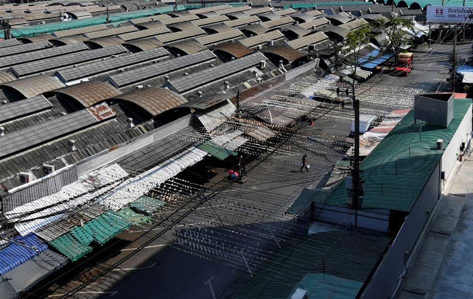 Pasar Chatuchak yang menjadi tumpuan hujung minggu di Bangkok, Thailand tidak pernah sesepi ini sejak kewujudannya. Negara Gajah Putih itu menunjukkan trend jangkitan wabak yang membimbangkan. Reuters Pasar Chatuchak yang menjadi tumpuan hujung minggu di Bangkok, Thailand tidak pernah sesepi ini sejak kewujudannya. Negara Gajah Putih itu menunjukkan trend jangkitan wabak yang membimbangkan. Reuters