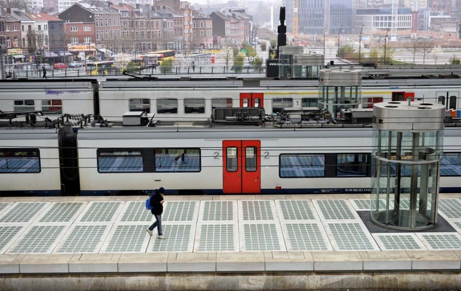 Seorang lelaki bergegas di sebuah stesen kereta api yang sepi di Liege, Belgium, setelah negara itu melaksanakan undang-undang sekatan pergerakan bagi mengekakng penularan wabak COVID-19. Reuters Seorang lelaki bergegas di sebuah stesen kereta api yang sepi di Liege, Belgium, setelah negara itu melaksanakan undang-undang sekatan pergerakan bagi mengekakng penularan wabak COVID-19. Reuters