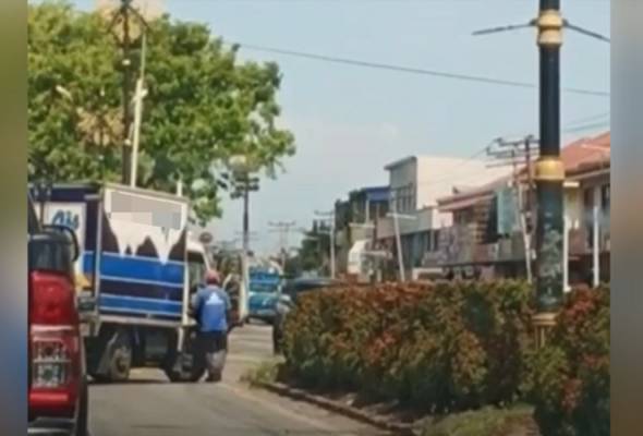 Ingkar PKP: Pemandu lori ais ditahan alih penghadang jalan Ingkar PKP: Pemandu lori ais ditahan alih penghadang jalan