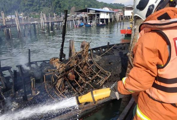 Bot nelayan terbakar, 20 awak-awak, tekong selamat Bot nelayan terbakar, 20 awak-awak, tekong selamat