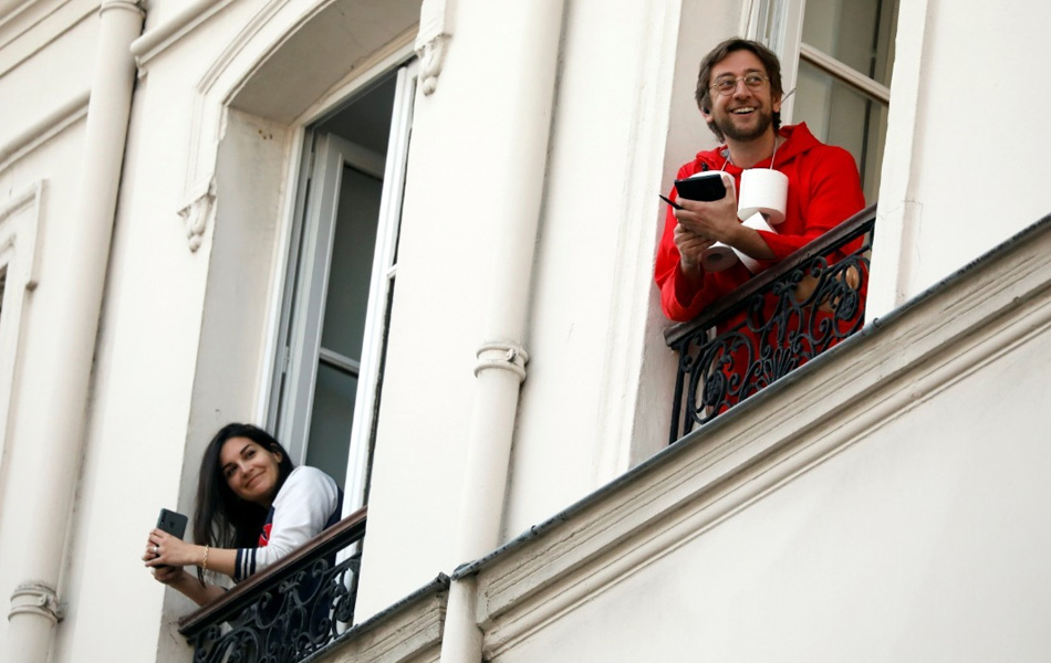 Pelawak dari Paris, Noam Cartozo, menganjurkan aktiviti Kuiz Dari Balkoni untuk menghiburkan jiran-jirannya ketika kota itu dalam perintah berkurung berikutan penularan COVID-19. - Reuters/Charles Platiau Pelawak dari Paris, Noam Cartozo, menganjurkan aktiviti Kuiz Dari Balkoni untuk menghiburkan jiran-jirannya ketika kota itu dalam perintah berkurung berikutan penularan COVID-19. - Reuters/Charles Platiau