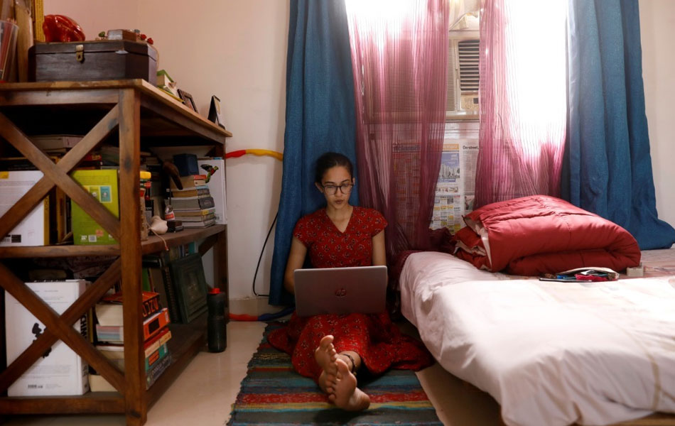Pegawai pemasaran dan penjenamaan, Veda Hrudya Nadendla, bekerja dari rumahnya di New Delhi, India setelah pejabatnya ditutup kerana perintah berkurung susulan ancaman perebakan wabak. -Reuters/Adnan Abidi Pegawai pemasaran dan penjenamaan, Veda Hrudya Nadendla, bekerja dari rumahnya di New Delhi, India setelah pejabatnya ditutup kerana perintah berkurung susulan ancaman perebakan wabak. -Reuters/Adnan Abidi