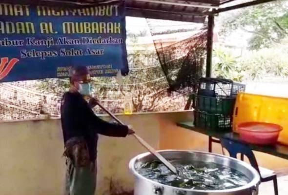 Normal baharu: 'Bubur kanji Masjid Zahir' tetap dapat sambutan walaupun tukar lokasi Normal baharu: 'Bubur kanji Masjid Zahir' tetap dapat sambutan walaupun tukar lokasi