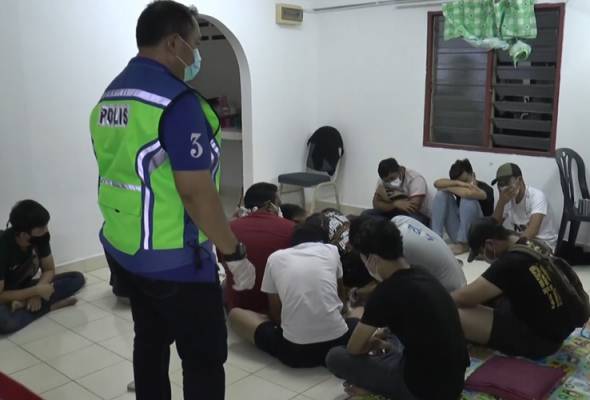 PKP: 10 lelaki ditangkap main judi, proses air ketum PKP: 10 lelaki ditangkap main judi, proses air ketum