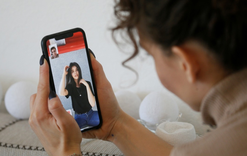 Jurufoto Kate Kondratieva menggunakan telefon pintarnya untuk mengambil gambar penari, Alina Kobyliak, untuk mengisi masa lapang sewaktu patuh dalam perintah kawalan pergerakan di Kiev, Ukraine. - Reuters/Valentyn Ogirenko Jurufoto Kate Kondratieva menggunakan telefon pintarnya untuk mengambil gambar penari, Alina Kobyliak, untuk mengisi masa lapang sewaktu patuh dalam perintah kawalan pergerakan di Kiev, Ukraine. - Reuters/Valentyn Ogirenko