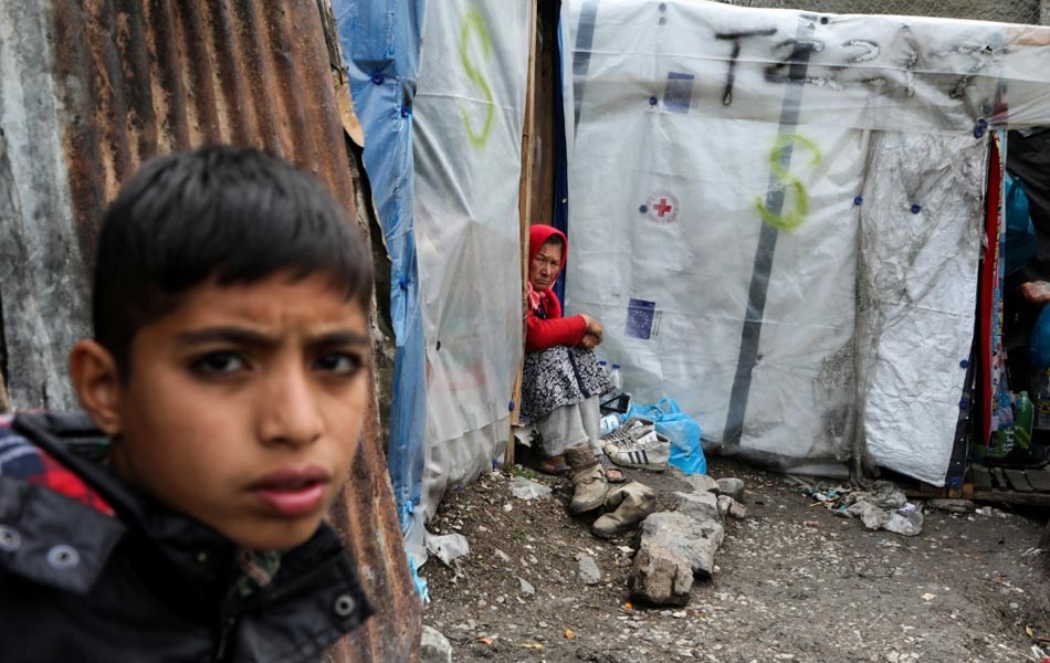 Kumpulan migran ini tidak tahu akan masa depan dan nasib mereka sepanjang berlindung sementara di kem Moria, di Lesbos, Greece berikutan penularan wabak koronavirus. - Reuters/Elias Marcou/File Photo Kumpulan migran ini tidak tahu akan masa depan dan nasib mereka sepanjang berlindung sementara di kem Moria, di Lesbos, Greece berikutan penularan wabak koronavirus. - Reuters/Elias Marcou/File Photo
