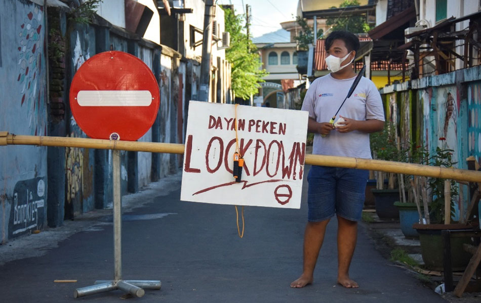 Seorang lelaki dengan topeng penutup mulut dan hidung berdiri bingung memikirkan sesuatu di pos kawalan laluan ke kejiranannya di Mataram, pulau Lombok, Indonesia. - Reuters Seorang lelaki dengan topeng penutup mulut dan hidung berdiri bingung memikirkan sesuatu di pos kawalan laluan ke kejiranannya di Mataram, pulau Lombok, Indonesia. - Reuters