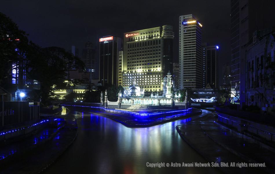 Limpahan warna biru turut mewarnai dua batang sungai ikonik yang saling bertemu di perkarangan Masjid Jamek Sultan Abdul Samad, di tengah-tengah Kuala Lumpur. - Astro AWANI/Shahir Omar Limpahan warna biru turut mewarnai dua batang sungai ikonik yang saling bertemu di perkarangan Masjid Jamek Sultan Abdul Samad, di tengah-tengah Kuala Lumpur. - Astro AWANI/Shahir Omar