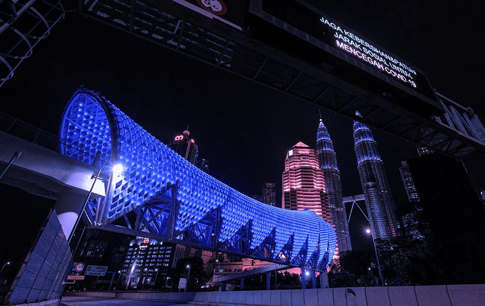 Mercutanda terkini yang menghubungkan kawasan KLCC dan Kampong Baru, pintasan Saloma Link, bergemerlapan dalam sinar biru sebagai tanda sokongan kepada 'frontliners' negara. - Bernama Mercutanda terkini yang menghubungkan kawasan KLCC dan Kampong Baru, pintasan Saloma Link, bergemerlapan dalam sinar biru sebagai tanda sokongan kepada 'frontliners' negara. - Bernama