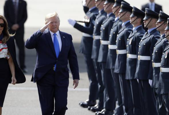 Pengiring elit Trump disahkan positif COVID-19 | Astro Awani