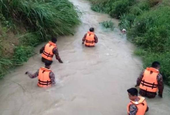 Budak perempuan dikhuatiri lemas selepas terjatuh dalam parit Budak perempuan dikhuatiri lemas selepas terjatuh dalam parit