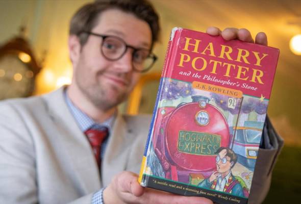 Buku terbitan pertama 'Harry Potter and the Philosopher's Stone' dilelong RM176,000 Buku terbitan pertama 'Harry Potter and the Philosopher's Stone' dilelong RM176,000