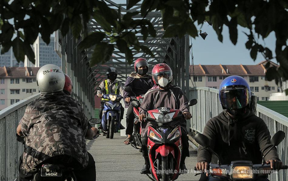Pintasan khas di ibu negara ini digunakan penunggang motosikal untuk ke destinasi tujuan masing-masing di tengah kota di ibu negara sempena hari pertama PKPB. - Astro AWANI/Shahir Omar Pintasan khas di ibu negara ini digunakan penunggang motosikal untuk ke destinasi tujuan masing-masing di tengah kota di ibu negara sempena hari pertama PKPB. - Astro AWANI/Shahir Omar