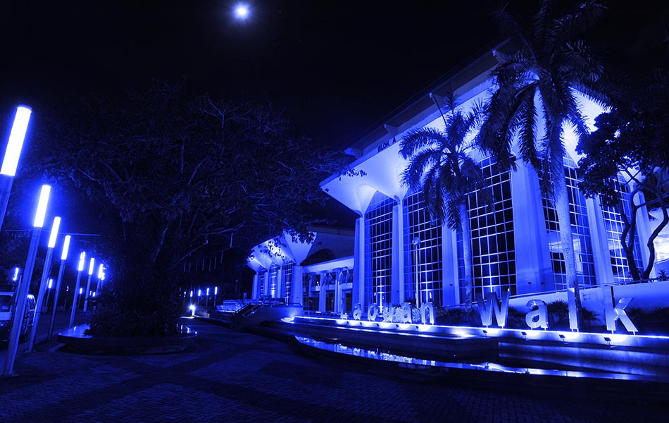 Warga Labuan pastinya berdisiplin duduk di rumah pada waktu malam sempena musim PKP ini, namun inilah pemandangan serba biru di sekitar Labuan Walk. - Bernama Warga Labuan pastinya berdisiplin duduk di rumah pada waktu malam sempena musim PKP ini, namun inilah pemandangan serba biru di sekitar Labuan Walk. - Bernama