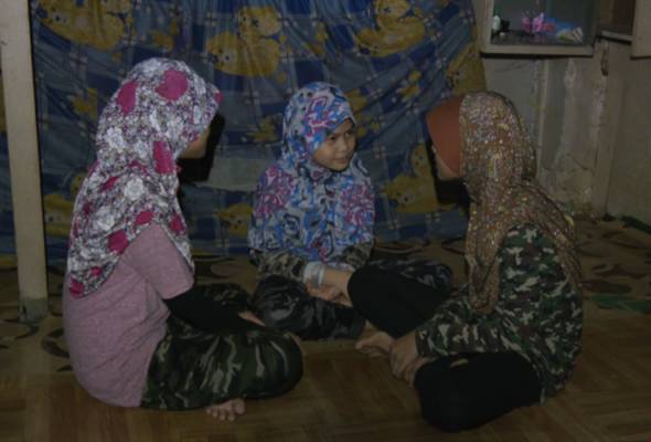 Empat beranak merempat bawah kolong di Skudai dibantu Empat beranak merempat bawah kolong di Skudai dibantu