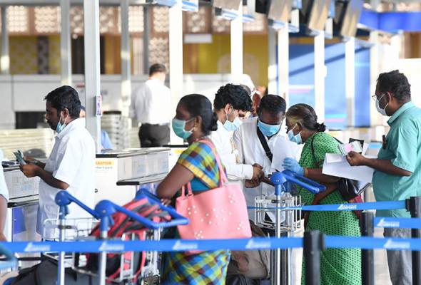177 stranded Indians fly home via first repatriation flight from KL | Astro Awani