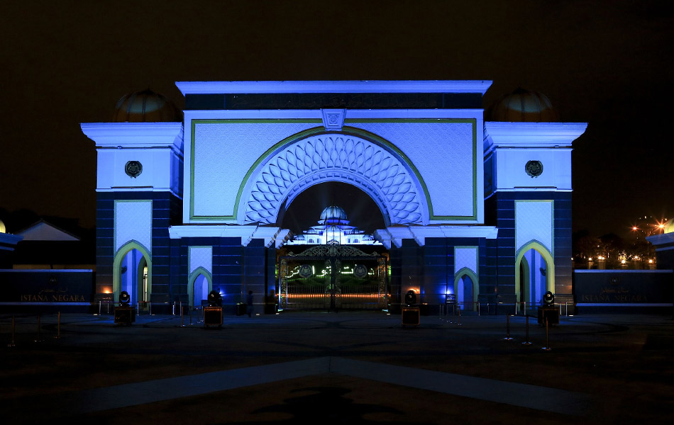 Kompleks Istana Negara dilimpahi lampu berwarna biru sebagai tanda menghargai pengorbanan para petugas barisan hadapan dalam menangani wabak COVID-19. - Astro AWANI/Shahir Omar Kompleks Istana Negara dilimpahi lampu berwarna biru sebagai tanda menghargai pengorbanan para petugas barisan hadapan dalam menangani wabak COVID-19. - Astro AWANI/Shahir Omar