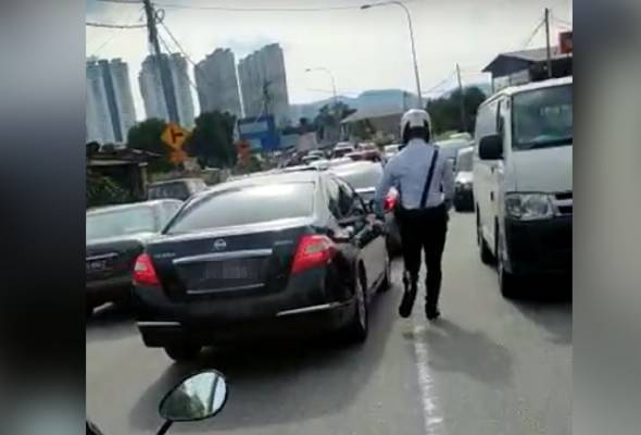 Larikan diri dan cuba langgar polis, dua das tembakan dilepaskan Larikan diri dan cuba langgar polis, dua das tembakan dilepaskan