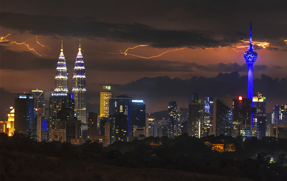 Kuala Lumpur, kota yang tak pernah tidur dan dirindui warganya, pasti akan hidup kembali selepas wabak COVID-19 ini berakhir. - Bernama Kuala Lumpur, kota yang tak pernah tidur dan dirindui warganya, pasti akan hidup kembali selepas wabak COVID-19 ini berakhir. - Bernama