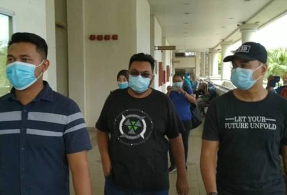 Rentas negeri: Penjawat awam didenda RM1,800 palsukan dokumen untuk sambut Aidilfitri Rentas negeri: Penjawat awam didenda RM1,800 palsukan dokumen untuk sambut Aidilfitri