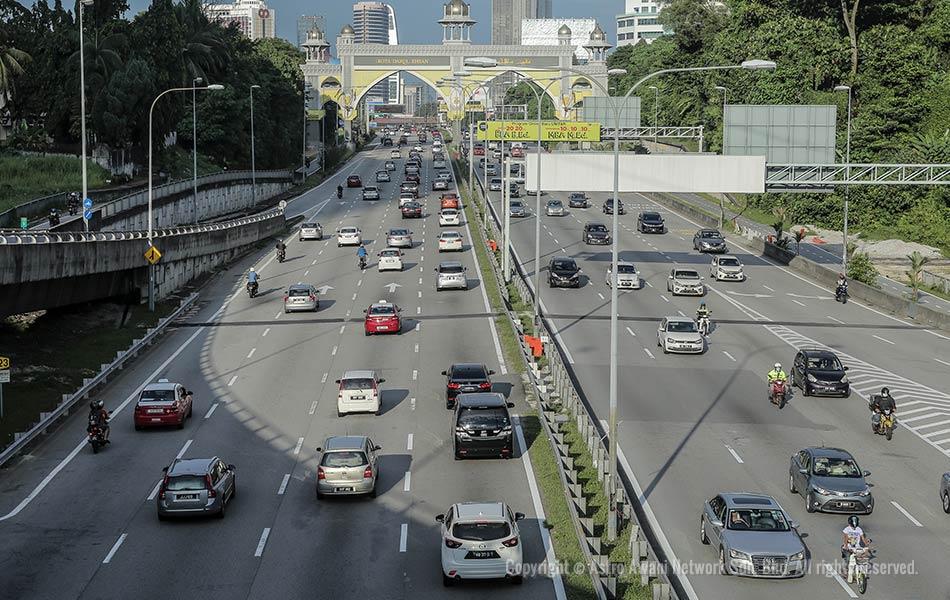 Lebuhraya Persekutuan menyaksikan pertambahan pengguna kenderaan sempena hari pertama PKPB, namun keadaan lalu lintas masih terkawal. - Astro AWANI/Shahir Omar Lebuhraya Persekutuan menyaksikan pertambahan pengguna kenderaan sempena hari pertama PKPB, namun keadaan lalu lintas masih terkawal. - Astro AWANI/Shahir Omar