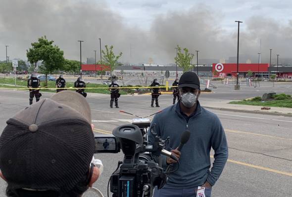 Rusuhan Minneapolis: Wartawan, jurukamera CNN ditahan ketika siaran langsung Rusuhan Minneapolis: Wartawan, jurukamera CNN ditahan ketika siaran langsung