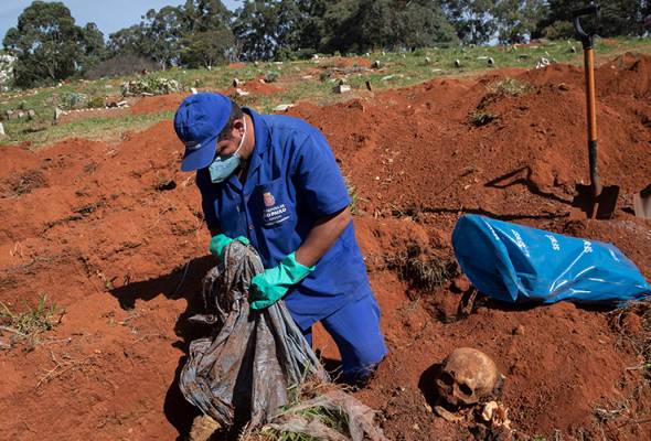 Kubur di Sao Paulo digali semula, beri ruang kebumi mangsa COVID-19 Kubur di Sao Paulo digali semula, beri ruang kebumi mangsa COVID-19