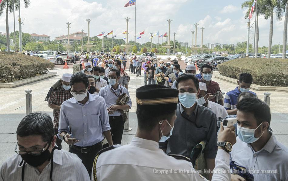 Pegawai pentadbiran masjid memeriksa suhu badan jemaah sebelum memasuki masjid untuk solat Jumaat di Masjid Putra ,Putrajaya.-Foto oleh Shahir Omar/Astro AWANI Pegawai pentadbiran masjid memeriksa suhu badan jemaah sebelum memasuki masjid untuk solat Jumaat di Masjid Putra ,Putrajaya.-Foto oleh Shahir Omar/Astro AWANI
