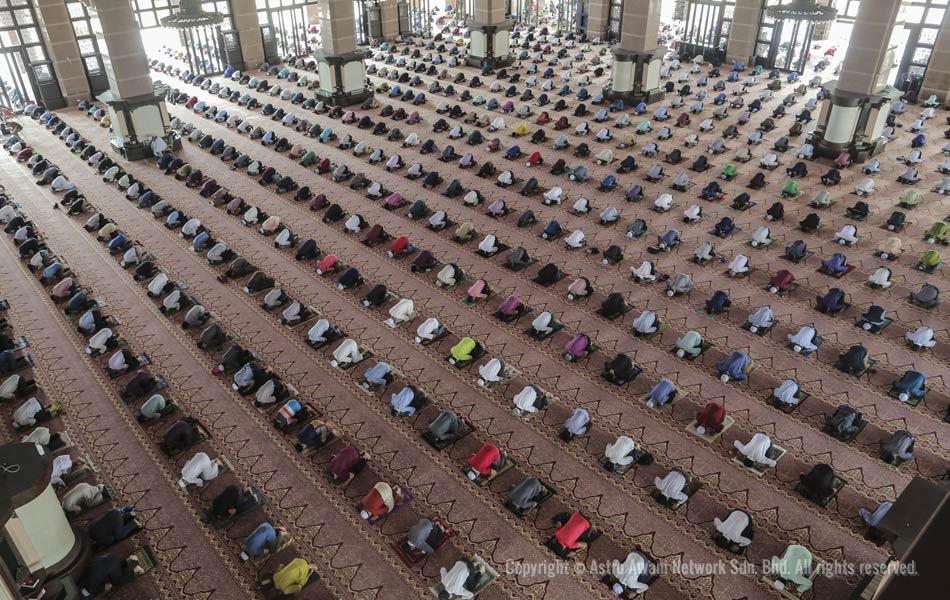 Sujud yang bermakna...para jemaah menzahirkan rasa syukur dapat menunaikan solat Jumaat selepas tiga bulan tidak dibenarkan. - Foto oleh Shahir Omar/Astro AWANI Sujud yang bermakna...para jemaah menzahirkan rasa syukur dapat menunaikan solat Jumaat selepas tiga bulan tidak dibenarkan. - Foto oleh Shahir Omar/Astro AWANI