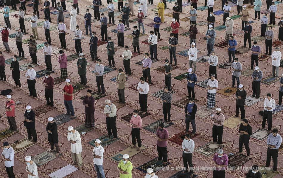 Masjid Putra, Putrajaya menerima seramai 1600 jemaah untuk pelaksanaan solat Jumaat yang mengikuti perluasan bilangan satu pertiga daripada kapasiti ruang utama masjid.-Foto oleh Shahir Omar/Astro AWANI Masjid Putra, Putrajaya menerima seramai 1600 jemaah untuk pelaksanaan solat Jumaat yang mengikuti perluasan bilangan satu pertiga daripada kapasiti ruang utama masjid.-Foto oleh Shahir Omar/Astro AWANI