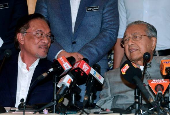 Bersatu Terengganu minta Tun M, Anwar berehat rebut jawatan PM Bersatu Terengganu minta Tun M, Anwar berehat rebut jawatan PM