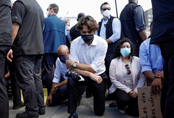 PM Kanada berlutut tanda solidariti buat George Floyd PM Kanada berlutut tanda solidariti buat George Floyd