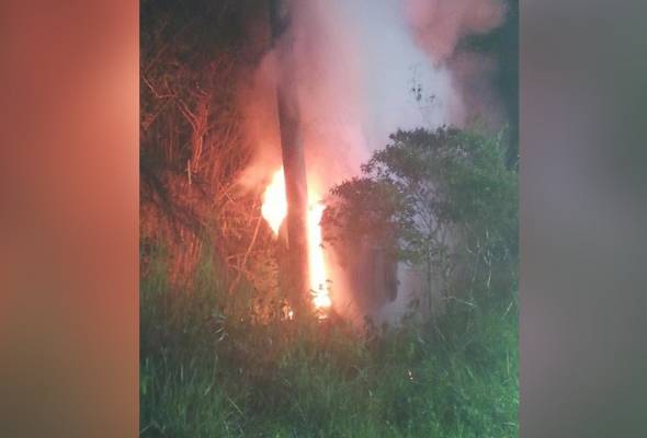 Kereta terbakar akibat langgar lembu, 5 sekeluarga nyaris maut Kereta terbakar akibat langgar lembu, 5 sekeluarga nyaris maut