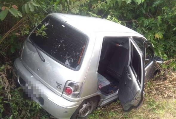 Empat sekeluarga termasuk bayi nyaris maut kereta terhumban Empat sekeluarga termasuk bayi nyaris maut kereta terhumban