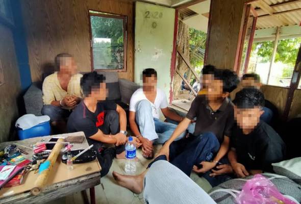 Lapan sekawan hisap dadah dalam pondok di kandang lembu ditahan AADK Lapan sekawan hisap dadah dalam pondok di kandang lembu ditahan AADK