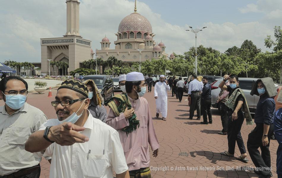 Para jemaah sanggup berbaris panjang sambil mengenakan jarak sosial di dataran Masjid Putra bagi menanti giliran mereka untuk memasuki ruang utama solat. - Foto oleh Shahir Omar/Astro AWANI Para jemaah sanggup berbaris panjang sambil mengenakan jarak sosial di dataran Masjid Putra bagi menanti giliran mereka untuk memasuki ruang utama solat. - Foto oleh Shahir Omar/Astro AWANI