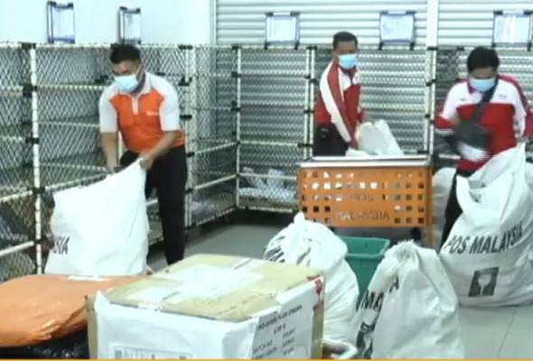 Pos Malaysia Sarawak terima 19,000 bungkusan sehari, pelanggan diminta bersabar Pos Malaysia Sarawak terima 19,000 bungkusan sehari, pelanggan diminta bersabar