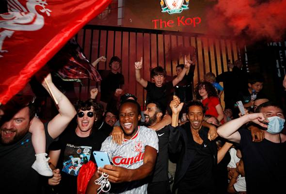 Lagu 'You'll Never Walk Alone' bergema di Anfield Lagu 'You'll Never Walk Alone' bergema di Anfield